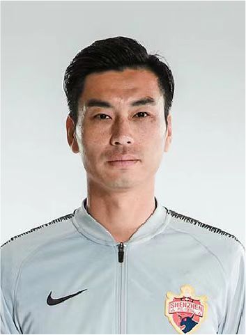 陆迟墨再次舀上了一勺，像是怕烫着了她，垂下眼继续轻轻吹着气。